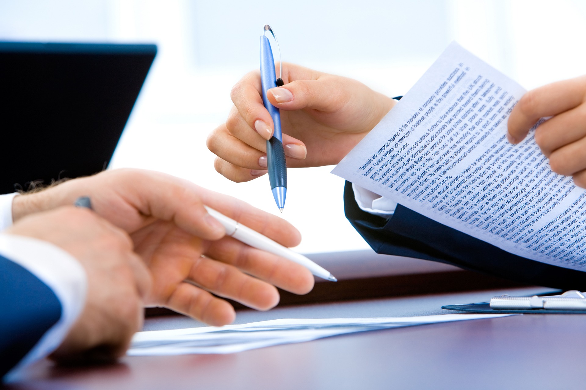 Equipo de trabajo revisando procesos manuales